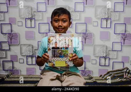 Malang, Ost-Java, Indonesien. 2. Oktober 2022. Alviansyah, 11 Jahre alt, wurde Waise, weil seine Eltern am 1. Oktober 2022 im Kanjuruhan Stadium, Malang, im Chaos des Spiels Arema gegen Persebaya starben. (Bild: © Moch Farabi Wardana/Pacific Press via ZUMA Press Wire) Stockfoto