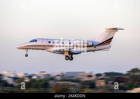 NetJets Embraer EMB-505 Phenom 300 (Reg.: CS-PHG) auf der Kurzfinalbahn 31. Stockfoto