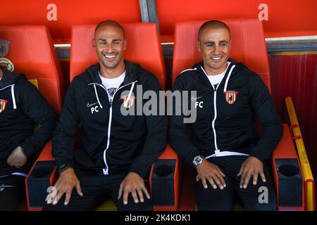 Fabio Cannavaro Trainer von Benevento Calcio auf der Bank mit seinem Bruder Paolo Cannavaro während der Serie B Spiel zwischen Benevento Calcio und Ascoli F Stockfoto