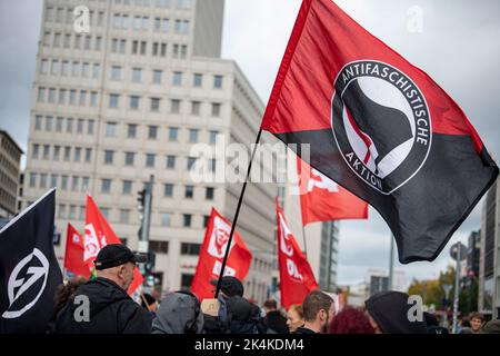 Berlin, Deutschland. 03. Okt, 2022. Bei der Demonstration 'Heizen, Brot & Frieden! Protest statt Einfrieren“ am Potsdamer Platz. Die Demo wird von einer Allianz verschiedener Initiativen aus der linken Szene organisiert. Quelle: Fabian Sommer/dpa/Alamy Live News Stockfoto