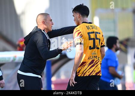 Fabio Cannavaro Trainer von Benevento Calcio gibt Frederic Veseli während des Serie B Spiels zwischen Benevento Calcio und Ascoli FC beim C Anweisungen Stockfoto