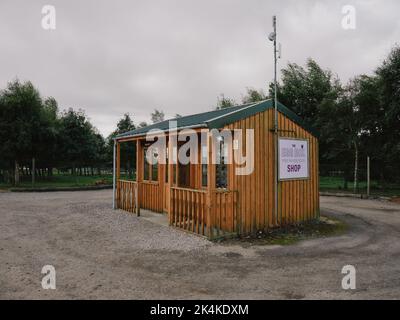 The Egg Box Shop ist eine 24-Stunden-Eierverkaufs-Maschine, die Eier in verschiedenen Größen in Balmuchy Farm, Fearn, Easter Ross, Highland, Schottland verkauft Stockfoto