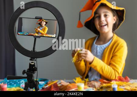 Foto von jungen attraktiven kleinen Mädchen glücklich positive Lächeln machen Selfie nach Hause Stockfoto