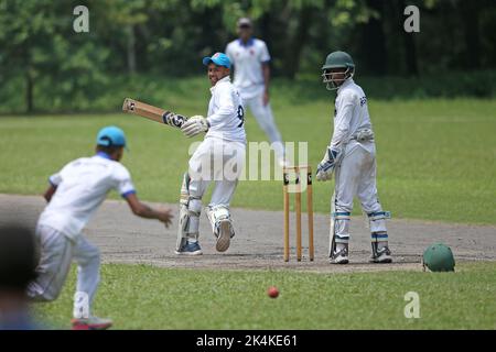Prime Bank National School Cricket Tournament 2021-22 Spiel zwischen Premier Ideal High School, Mymensingh und Shishu Niketon High School, Rangpur bei J Stockfoto