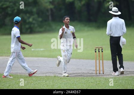 Prime Bank National School Cricket Tournament 2021-22 Spiel zwischen Premier Ideal High School, Mymensingh und Shishu Niketon High School, Rangpur bei J Stockfoto
