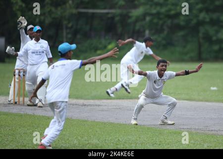 Prime Bank National School Cricket Tournament 2021-22 Spiel zwischen Premier Ideal High School, Mymensingh und Shishu Niketon High School, Rangpur bei J Stockfoto