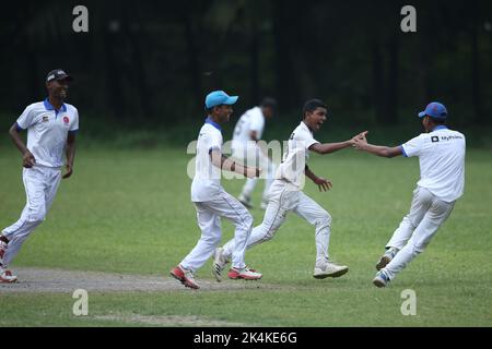 Prime Bank National School Cricket Tournament 2021-22 Spiel zwischen Premier Ideal High School, Mymensingh und Shishu Niketon High School, Rangpur bei J Stockfoto