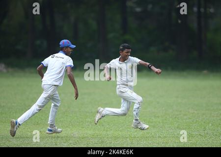 Prime Bank National School Cricket Tournament 2021-22 Spiel zwischen Premier Ideal High School, Mymensingh und Shishu Niketon High School, Rangpur bei J Stockfoto