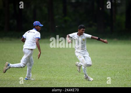 Prime Bank National School Cricket Tournament 2021-22 Spiel zwischen Premier Ideal High School, Mymensingh und Shishu Niketon High School, Rangpur bei J Stockfoto