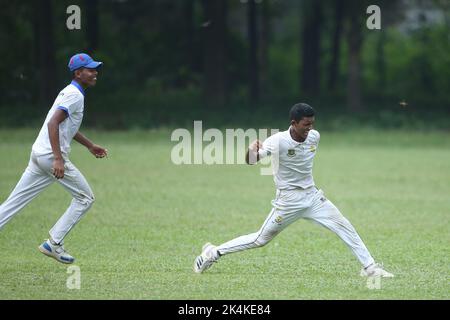 Prime Bank National School Cricket Tournament 2021-22 Spiel zwischen Premier Ideal High School, Mymensingh und Shishu Niketon High School, Rangpur bei J Stockfoto