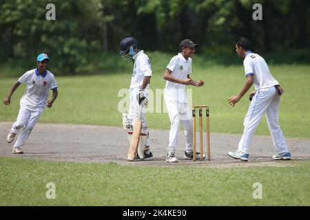 Prime Bank National School Cricket Tournament 2021-22 Spiel zwischen Premier Ideal High School, Mymensingh und Shishu Niketon High School, Rangpur bei J Stockfoto