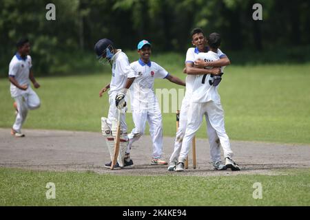 Prime Bank National School Cricket Tournament 2021-22 Spiel zwischen Premier Ideal High School, Mymensingh und Shishu Niketon High School, Rangpur bei J Stockfoto