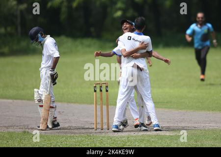 Prime Bank National School Cricket Tournament 2021-22 Spiel zwischen Premier Ideal High School, Mymensingh und Shishu Niketon High School, Rangpur bei J Stockfoto