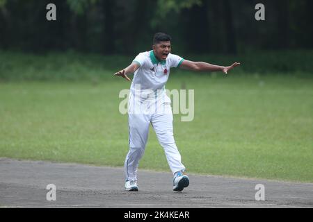 Prime Bank National School Cricket Tournament 2021-22 Spiel zwischen der Cumilla High School und dem Dhaka Metro-Nächstplatzierten am Jagonnath Hal Ground in der Dhaka Uni Stockfoto