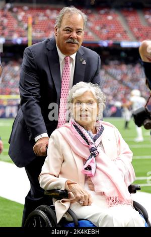 Houston, Texas, USA. 2. Oktober 2022. Der Eigentümer von Houston Texans, Cal McNair, rollt seine Mutter Janice McNair nach dem zeremoniellen Münzwurf vor dem Spiel zwischen den Houston Texans und den Los Angeles Chargers im NRG Stadium in Houston, TX, am 2. Oktober 2022 vom Spielfeld. (Bild: © Erik Williams/ZUMA Press Wire) Stockfoto