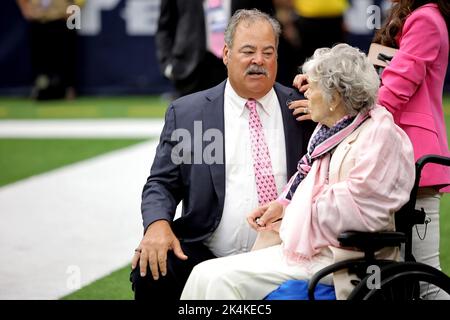 Houston, Texas, USA. 2. Oktober 2022. Der Eigentümer von Houston Texans, Cal McNair, spricht vor dem Spiel zwischen den Houston Texans und den Los Angeles Chargers im NRG Stadium in Houston, TX, am 2. Oktober 2022 mit seiner Mutter Janice McNair. (Bild: © Erik Williams/ZUMA Press Wire) Stockfoto