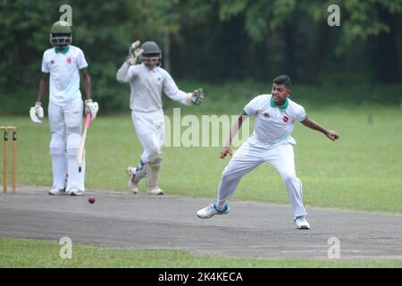 Prime Bank National School Cricket Tournament 2021-22 Spiel zwischen der Cumilla High School und dem Dhaka Metro-Nächstplatzierten am Jagonnath Hal Ground in der Dhaka Uni Stockfoto
