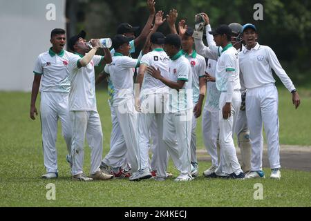 Prime Bank National School Cricket Tournament 2021-22 Spiel zwischen der Cumilla High School und dem Dhaka Metro-Nächstplatzierten am Jagonnath Hal Ground in der Dhaka Uni Stockfoto