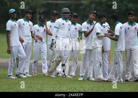 Prime Bank National School Cricket Tournament 2021-22 Spiel zwischen der Cumilla High School und dem Dhaka Metro-Nächstplatzierten am Jagonnath Hal Ground in der Dhaka Uni Stockfoto