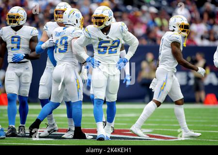 Houston, Texas, USA. 2. Oktober 2022. Khalil Mack (52) während des Spiels zwischen den Houston Texans und den Los Angeles Chargers im NRG Stadium in Houston, TX am 2. Oktober 2022. (Bild: © Erik Williams/ZUMA Press Wire) Stockfoto