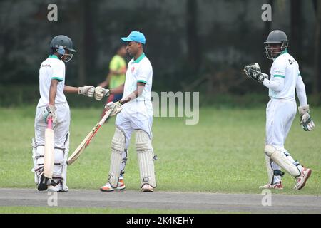Prime Bank National School Cricket Tournament 2021-22 Spiel zwischen der Cumilla High School und dem Dhaka Metro-Nächstplatzierten am Jagonnath Hal Ground in der Dhaka Uni Stockfoto