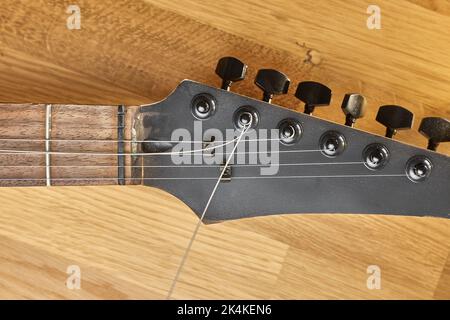 Neue Saiten auf der E-Gitarre Stockfoto