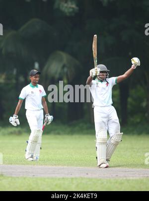 Prime Bank National School Cricket Tournament 2021-22 Spiel zwischen der Cumilla High School und dem Dhaka Metro-Nächstplatzierten am Jagonnath Hal Ground in der Dhaka Uni Stockfoto