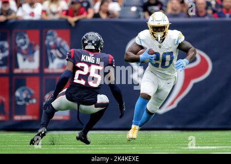 Houston, Texas, USA. 2. Oktober 2022. Los Angeles Chargers läuft zurück Sony Michel (20) trägt den Ball, während Houston Texans-Eckpfeiler Desmond King II (25) während des Spiels zwischen den Houston Texans und den Los Angeles Chargers im NRG Stadium in Houston, TX am 2. Oktober 2022 verteidigt. (Bild: © Erik Williams/ZUMA Press Wire) Stockfoto