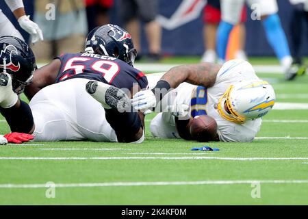 Houston, Texas, USA. 2. Oktober 2022. Houston Texans Wache Kenyon Green (59) und Los Angeles Chargers Defensive Tackle Austin Johnson (98) verfolgt einen lockeren Ball nach einem Fumble während des Spiels zwischen den Houston Texans und den Los Angeles Chargers im NRG Stadium in Houston, TX am 2. Oktober 2022. (Bild: © Erik Williams/ZUMA Press Wire) Stockfoto