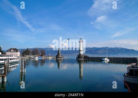 Der malerische Hafen von Lindau Insel am Bodensee oder Bodensee an einem sonnigen Frühlingstag, Deutschland Stockfoto