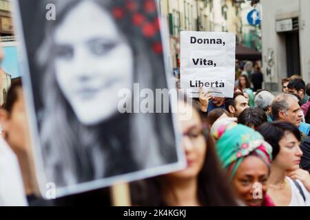 Italien, Florenz, 2. Oktober 2022 : Menschen nehmen an einem Protest gegen das islamische Regime des Iran und den Tod von Mahsa Amini Teil. Mahsa Amini wurde von der iranischen Moralpolizei verhaftet, nur um drei Tage später in Polizeigewahrsam in Teheran zu sterben, was zu Protesten im Iran und in der ganzen Welt geführt hat. Foto © Daiano Cristini/Sintesi/Alamy Live News Stockfoto