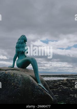 Statue der Meerjungfrau des Nordens an der Küste von Balintore, Tain Schottland - Stockfoto