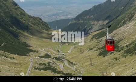 Eine rote Kabinenbahn zum Balea-See über die Transfagarasan-Straße in den Karpaten, Rumänien Stockfoto