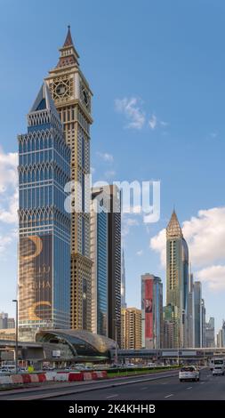 Dubai, Vereinigte Arabische Emirate - 7.. Februar 2022 : Moderne Skyscrapper und eine U-Bahnstation an der geschäftigen Sheikh Zayed Road. Stockfoto