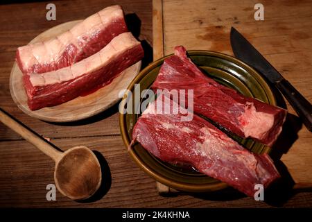 Rohes Fleisch, fotografiert im Rahmen eines historischen Vortrags über die Fleischkonservierung im Weald & Downland Living Museum in Singleton, Chichester, Großbritannien. Stockfoto