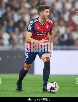 David Garcia von CA Osasuna während des La Liga-Spiels zwischen Real Madrid und CA Osasuna spielte am 2. Oktober 2022 im Santiago Bernabeu Stadium in Madrid, Spanien. (Foto von Ruben Albarran / PRESSIN) Stockfoto