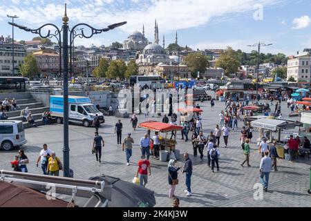 3. Oktober 2022: Das touristischste Reiseziel in Istanbul ist die historische Eminonu-Küste in Fatih, Istanbul, Turkiye am 3. Oktober 2022. Das türkische Statistische Institut, TUIK, gab die Inflationszahlen für September 2022 bekannt. Demnach stieg die Inflation im September monatlich um 3,08 Prozent und auf jährlicher Basis um 83,45 Prozent. In Anbetracht der 12-Monats-Durchschnittswerte im September stiegen die Verbraucherpreise um 59,91 Prozent und die Erzeugerpreise im Inland um 114,02 Prozent. (Bild: © Tolga Ildun/ZUMA Press Wire) Stockfoto