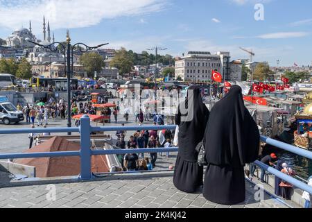 3. Oktober 2022: Das touristischste Reiseziel in Istanbul ist die historische Eminonu-Küste in Fatih, Istanbul, Turkiye am 3. Oktober 2022. Das türkische Statistische Institut, TUIK, gab die Inflationszahlen für September 2022 bekannt. Demnach stieg die Inflation im September monatlich um 3,08 Prozent und auf jährlicher Basis um 83,45 Prozent. In Anbetracht der 12-Monats-Durchschnittswerte im September stiegen die Verbraucherpreise um 59,91 Prozent und die Erzeugerpreise im Inland um 114,02 Prozent. (Bild: © Tolga Ildun/ZUMA Press Wire) Stockfoto