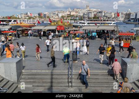 3. Oktober 2022: Das touristischste Reiseziel in Istanbul ist die historische Eminonu-Küste in Fatih, Istanbul, Turkiye am 3. Oktober 2022. Das türkische Statistische Institut, TUIK, gab die Inflationszahlen für September 2022 bekannt. Demnach stieg die Inflation im September monatlich um 3,08 Prozent und auf jährlicher Basis um 83,45 Prozent. In Anbetracht der 12-Monats-Durchschnittswerte im September stiegen die Verbraucherpreise um 59,91 Prozent und die Erzeugerpreise im Inland um 114,02 Prozent. (Bild: © Tolga Ildun/ZUMA Press Wire) Stockfoto