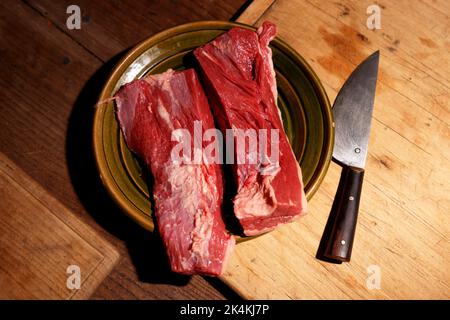 Rohes Fleisch, fotografiert im Rahmen eines historischen Vortrags über die Fleischkonservierung im Weald & Downland Living Museum in Singleton, Chichester, Großbritannien. Stockfoto