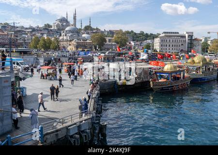 3. Oktober 2022: Das touristischste Reiseziel in Istanbul ist die historische Eminonu-Küste in Fatih, Istanbul, Turkiye am 3. Oktober 2022. Das türkische Statistische Institut, TUIK, gab die Inflationszahlen für September 2022 bekannt. Demnach stieg die Inflation im September monatlich um 3,08 Prozent und auf jährlicher Basis um 83,45 Prozent. In Anbetracht der 12-Monats-Durchschnittswerte im September stiegen die Verbraucherpreise um 59,91 Prozent und die Erzeugerpreise im Inland um 114,02 Prozent. (Bild: © Tolga Ildun/ZUMA Press Wire) Stockfoto