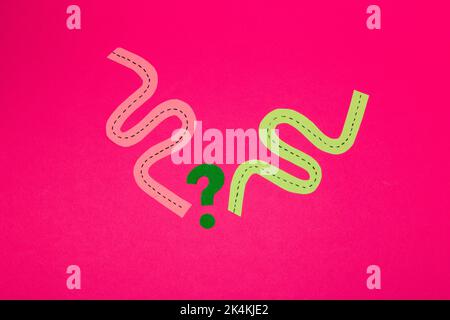 Frage, welchen Weg zu wählen, kreatives Geschäftskonzept, Frage Stockfoto