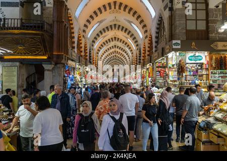 3. Oktober 2022: Trotz hoher Inflation am 3. Oktober 2022 in Istanbul, Turkiye, einkaufen die Menschen im historischen Eminonu Gewürzbasar. Das türkische Statistische Institut, TUIK, gab die Inflationszahlen für September 2022 bekannt. Demnach stieg die Inflation im September monatlich um 3,08 Prozent und auf jährlicher Basis um 83,45 Prozent. In Anbetracht der 12-Monats-Durchschnittswerte im September stiegen die Verbraucherpreise um 59,91 Prozent und die Erzeugerpreise im Inland um 114,02 Prozent. (Bild: © Tolga Ildun/ZUMA Press Wire) Stockfoto