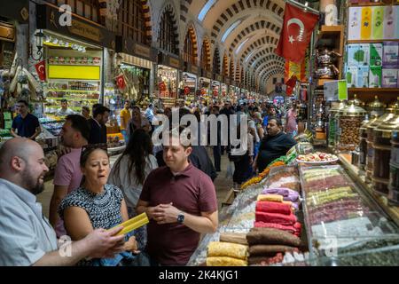 3. Oktober 2022: Trotz hoher Inflation am 3. Oktober 2022 in Istanbul, Turkiye, einkaufen die Menschen im historischen Eminonu Gewürzbasar. Das türkische Statistische Institut, TUIK, gab die Inflationszahlen für September 2022 bekannt. Demnach stieg die Inflation im September monatlich um 3,08 Prozent und auf jährlicher Basis um 83,45 Prozent. In Anbetracht der 12-Monats-Durchschnittswerte im September stiegen die Verbraucherpreise um 59,91 Prozent und die Erzeugerpreise im Inland um 114,02 Prozent. (Bild: © Tolga Ildun/ZUMA Press Wire) Stockfoto