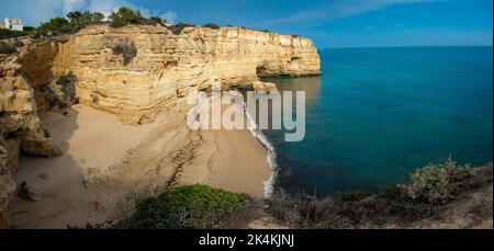 Blick auf den leeren Strand von Praia do Pau in Lagoa an der Küste der Algarve in Portugal. Stockfoto