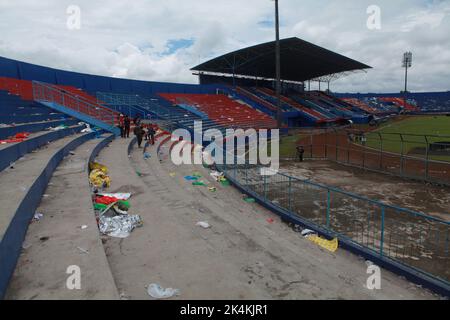 Malang. 3. Oktober 2022. Das Foto vom 3. Oktober 2022 zeigt einen Blick auf das Kanjuruhan-Stadion in Malang, Ost-Java, Indonesien. Der Stampede ereignete sich am späten Samstag im Kanjuruhan Stadium in der Regentschaft Malang, nachdem der Verein Arema Malang in einem indonesischen Fußballspiel gegen Persebaya Surabaya verloren hatte. Quelle: Bayu Novanta/Xinhua/Alamy Live News Stockfoto