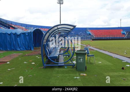 Malang. 3. Oktober 2022. Das Foto vom 3. Oktober 2022 zeigt einen Blick auf das Kanjuruhan-Stadion in Malang, Ost-Java, Indonesien. Der Stampede ereignete sich am späten Samstag im Kanjuruhan Stadium in der Regentschaft Malang, nachdem der Verein Arema Malang in einem indonesischen Fußballspiel gegen Persebaya Surabaya verloren hatte. Quelle: Bayu Novanta/Xinhua/Alamy Live News Stockfoto