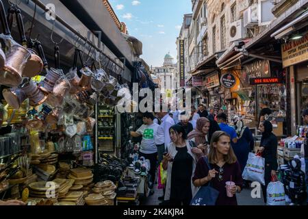 3. Oktober 2022: Trotz hoher Inflation gehen die Menschen am 3. Oktober 2022 im historischen Eminonu Bazaar, Istanbuls überfülltesten Einkaufszentrum in Turkiye, einkaufen. Das türkische Statistische Institut, TUIK, gab die Inflationszahlen für September 2022 bekannt. Demnach stieg die Inflation im September monatlich um 3,08 Prozent und auf jährlicher Basis um 83,45 Prozent. In Anbetracht der 12-Monats-Durchschnittswerte im September stiegen die Verbraucherpreise um 59,91 Prozent und die Erzeugerpreise im Inland um 114,02 Prozent. (Bild: © Tolga Ildun/ZUMA Press Wire) Stockfoto