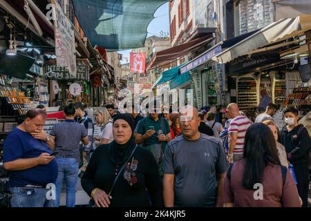 3. Oktober 2022: Trotz hoher Inflation gehen die Menschen am 3. Oktober 2022 im historischen Eminonu Bazaar, Istanbuls überfülltesten Einkaufszentrum in Turkiye, einkaufen. Das türkische Statistische Institut, TUIK, gab die Inflationszahlen für September 2022 bekannt. Demnach stieg die Inflation im September monatlich um 3,08 Prozent und auf jährlicher Basis um 83,45 Prozent. In Anbetracht der 12-Monats-Durchschnittswerte im September stiegen die Verbraucherpreise um 59,91 Prozent und die Erzeugerpreise im Inland um 114,02 Prozent. (Bild: © Tolga Ildun/ZUMA Press Wire) Stockfoto