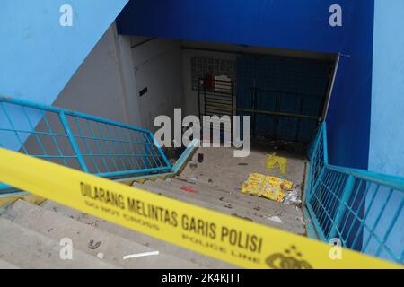 Malang. 3. Oktober 2022. Das Foto vom 3. Oktober 2022 zeigt einen Blick auf das Kanjuruhan-Stadion in Malang, Ost-Java, Indonesien. Der Stampede ereignete sich am späten Samstag im Kanjuruhan Stadium in der Regentschaft Malang, nachdem der Verein Arema Malang in einem indonesischen Fußballspiel gegen Persebaya Surabaya verloren hatte. Quelle: Bayu Novanta/Xinhua/Alamy Live News Stockfoto